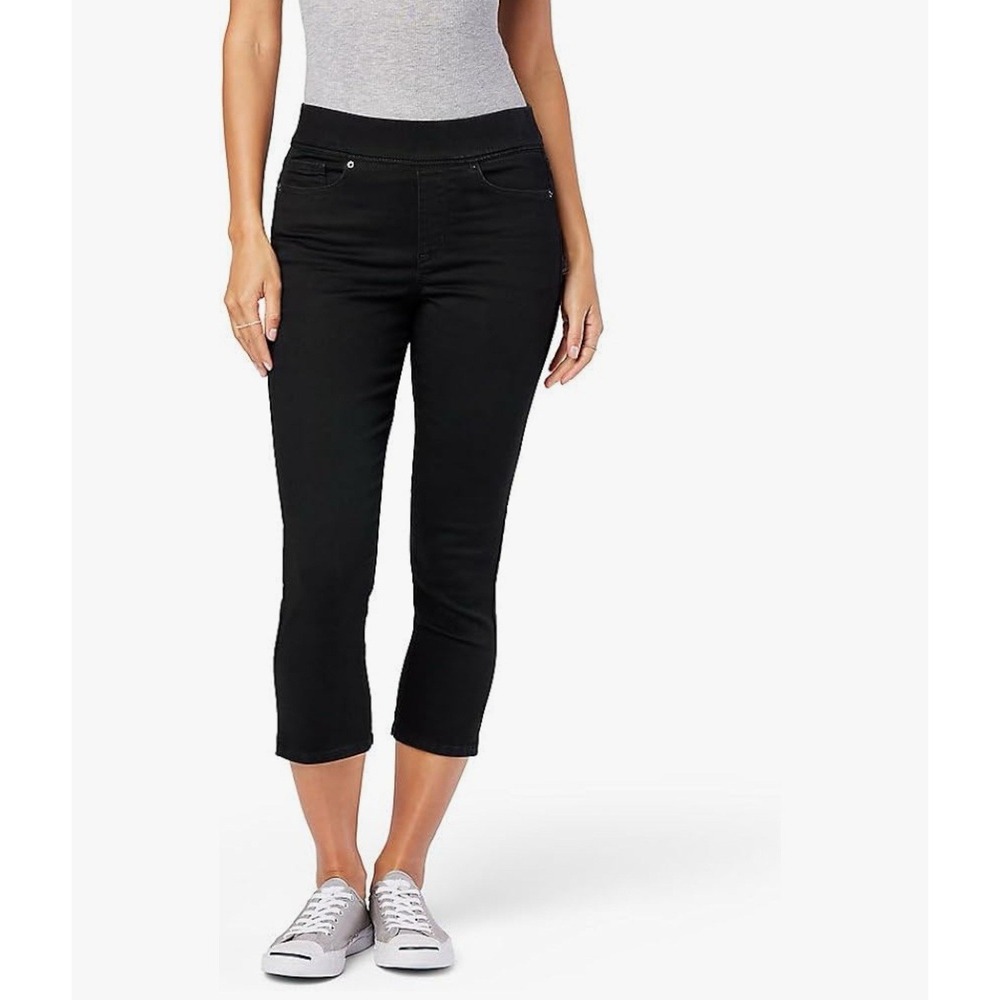 Signature By Levis Strauss Women 10 Totally Shaping Pull On Capri Jeans Black